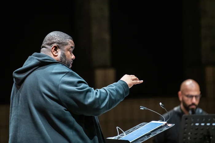 Tyshawn Sorey dirigiert auf der Bühne.