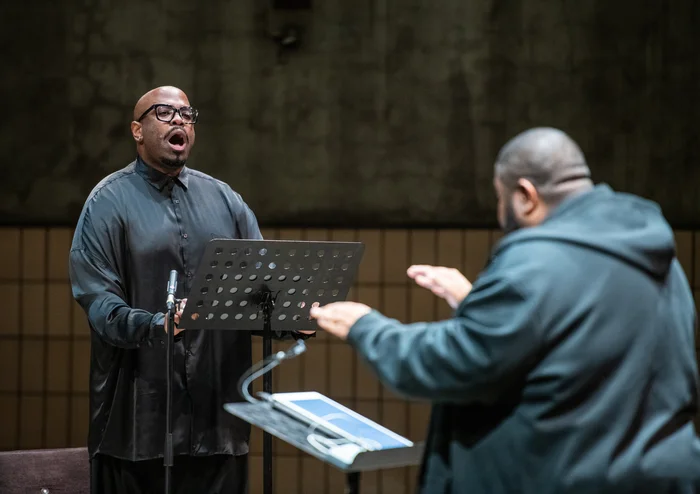 Joshua Stewart tritt gemeinsam mit Tyshawn Sorey auf der Bühne auf.
