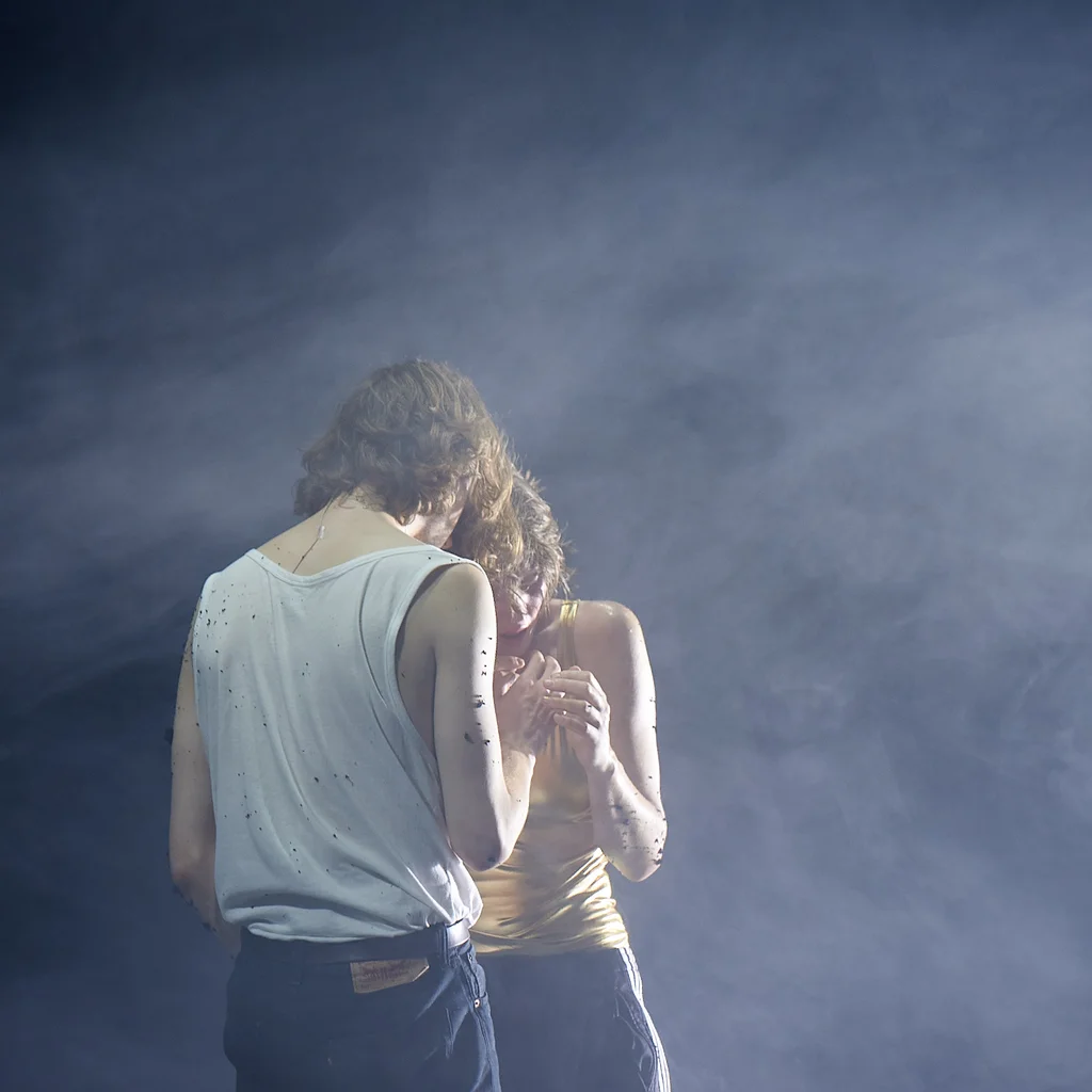 Theo Livesey und Katja Petrowick in dichtem Nebel