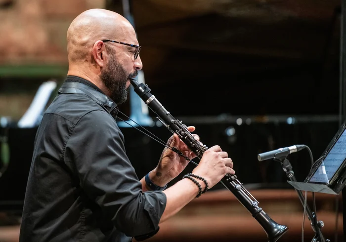 Alexander Laing spielt Klarinette auf der Bühne.