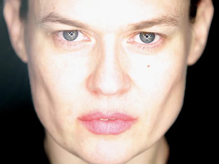 Close-Up von Sharon Eyal, die direkt in die Kamera blickt.