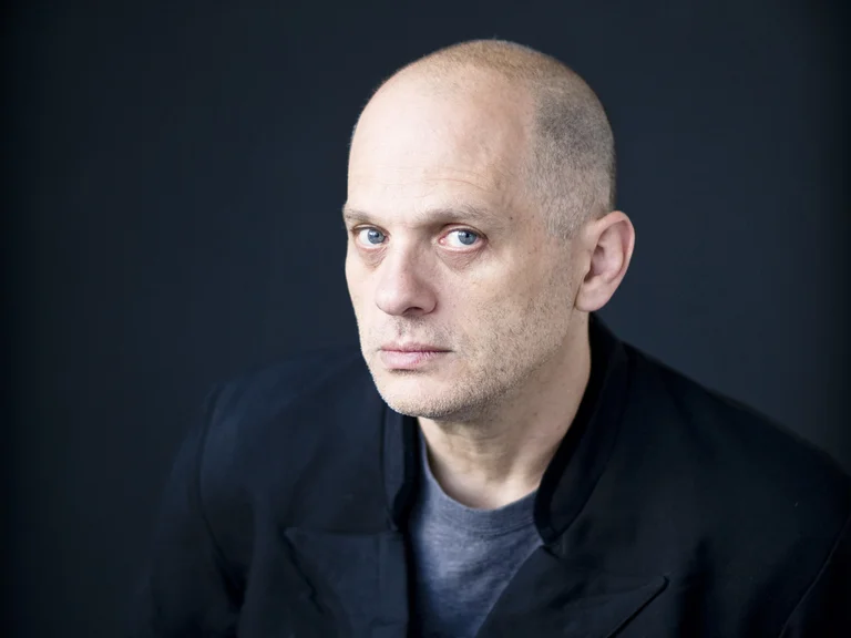 Portrait von David Lang vor dunklem Hintergrund.